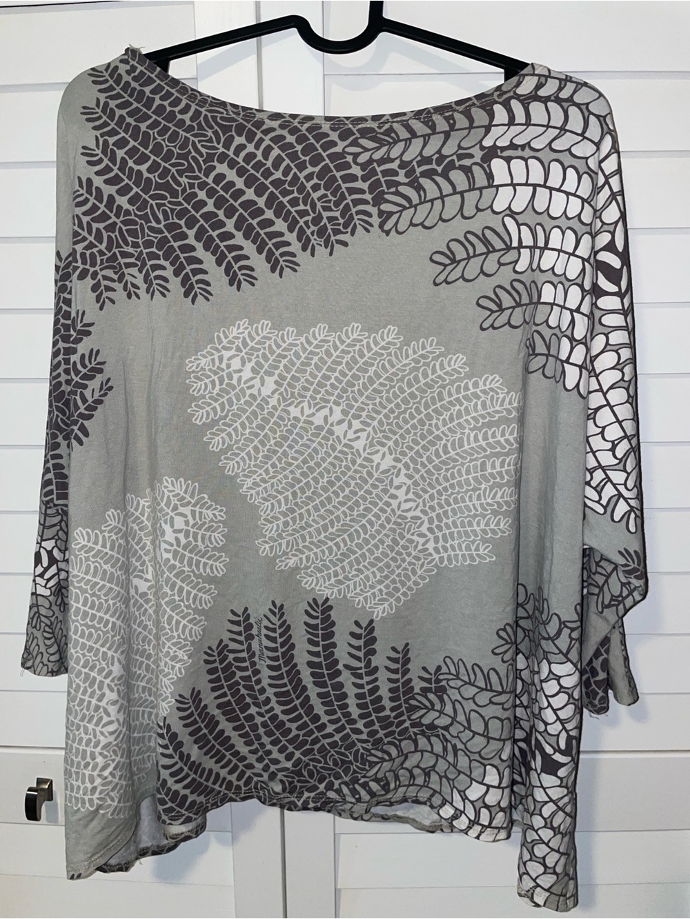 Manuheali’i Hawaii Gray White Fern Print Boatneck Tunic Dolman Batwing Top Shirt